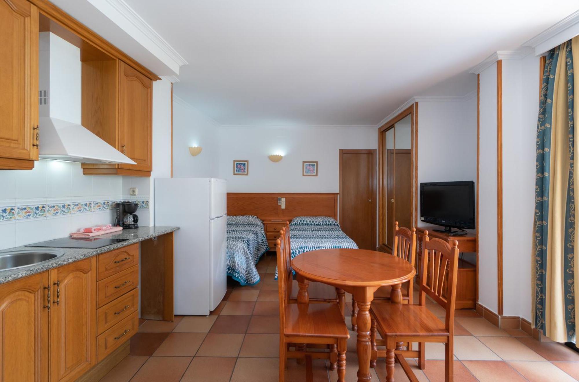 טורמולינוס Apartamentos Leonor Carihuela חדר תמונה