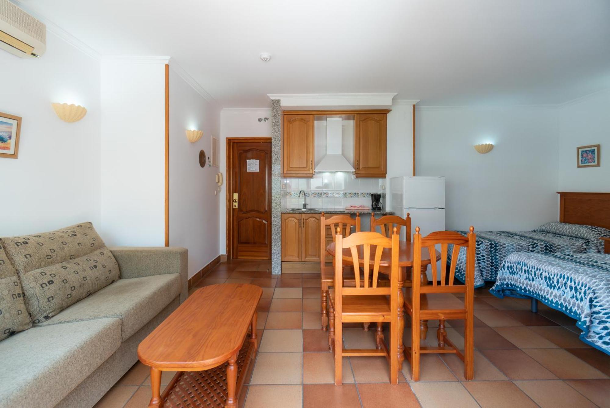 טורמולינוס Apartamentos Leonor Carihuela חדר תמונה